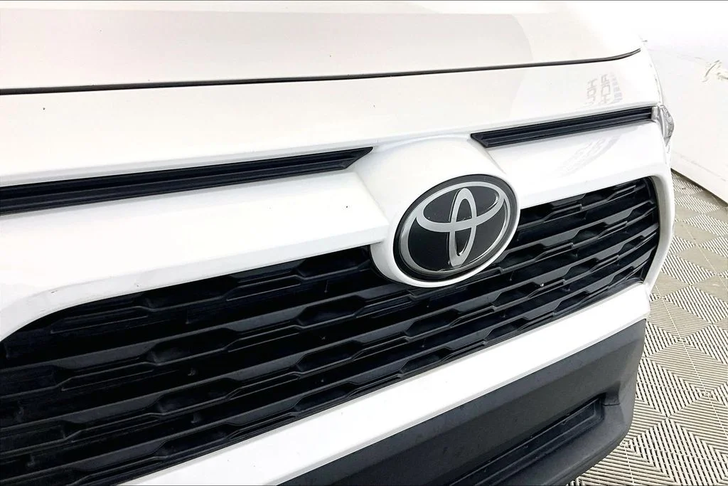 Used 2020 White Toyota XLE Premium image 23