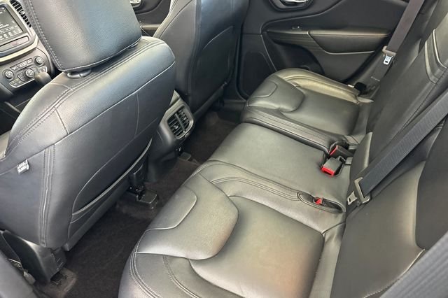 Used 2016 Silver Jeep Latitude image 14