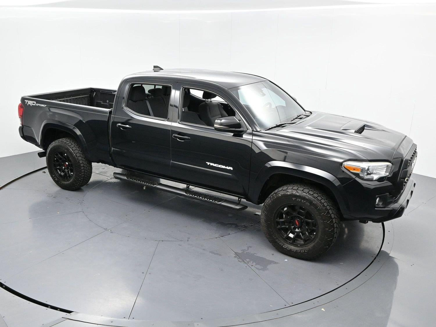 Used 2019 Midnight Black Metallic Toyota SR5 image 31