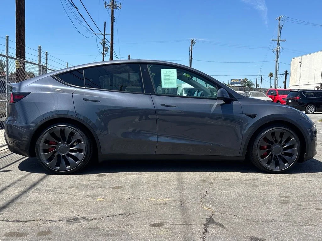 Used 2022  Tesla Performance image 2