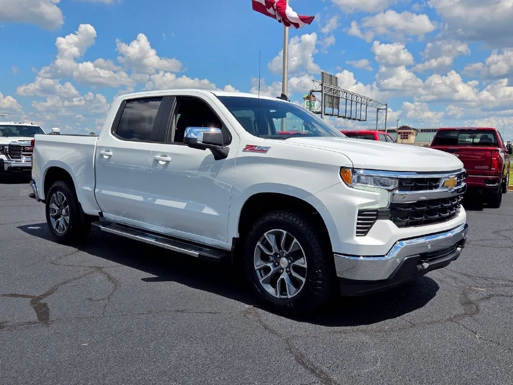 New 2026 Summit White Chevrolet LT image 25