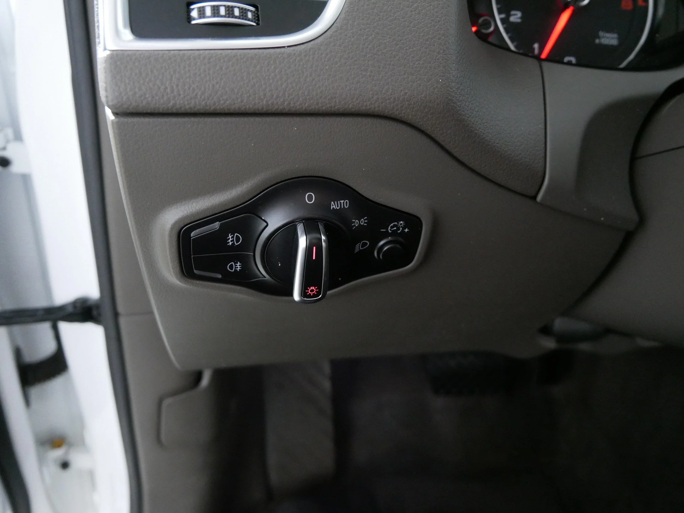 Used 2014 Ibis White Audi Premium Plus image 26