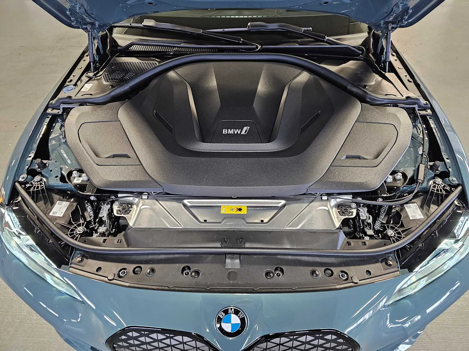 New 2026 Cape York Green Metallic BMW xDrive40 image 9