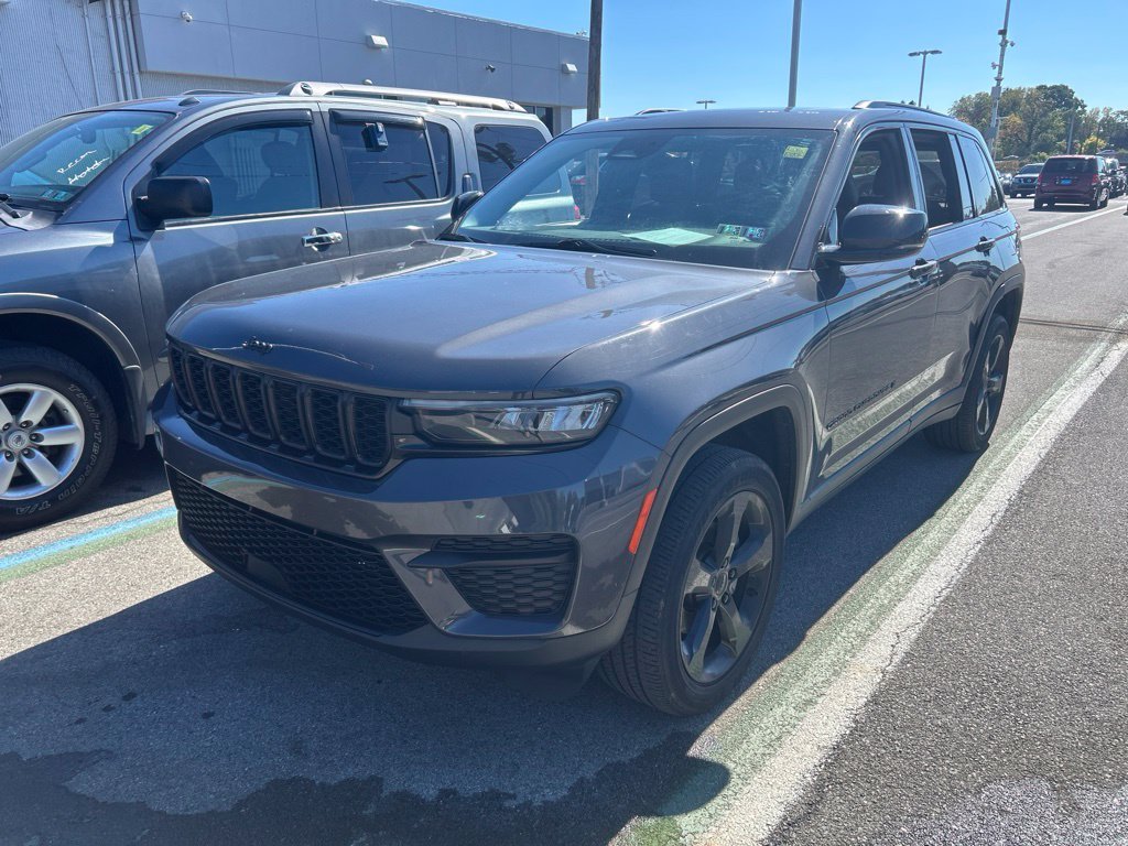 Used 2023 Gray Jeep Altitude X image 1