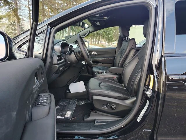 New 2026 Diamond Black Crystal Pearl-Coat Exterior Paint Chrysler Select image 7