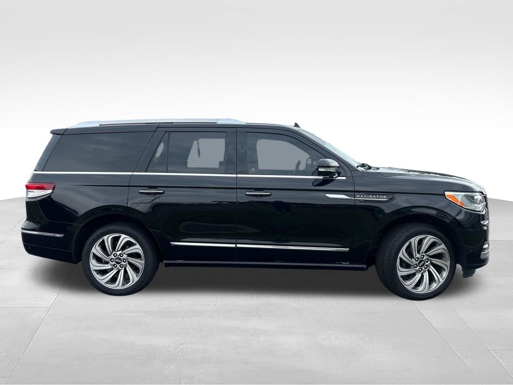 Used 2022 Black Lincoln Reserve image 6