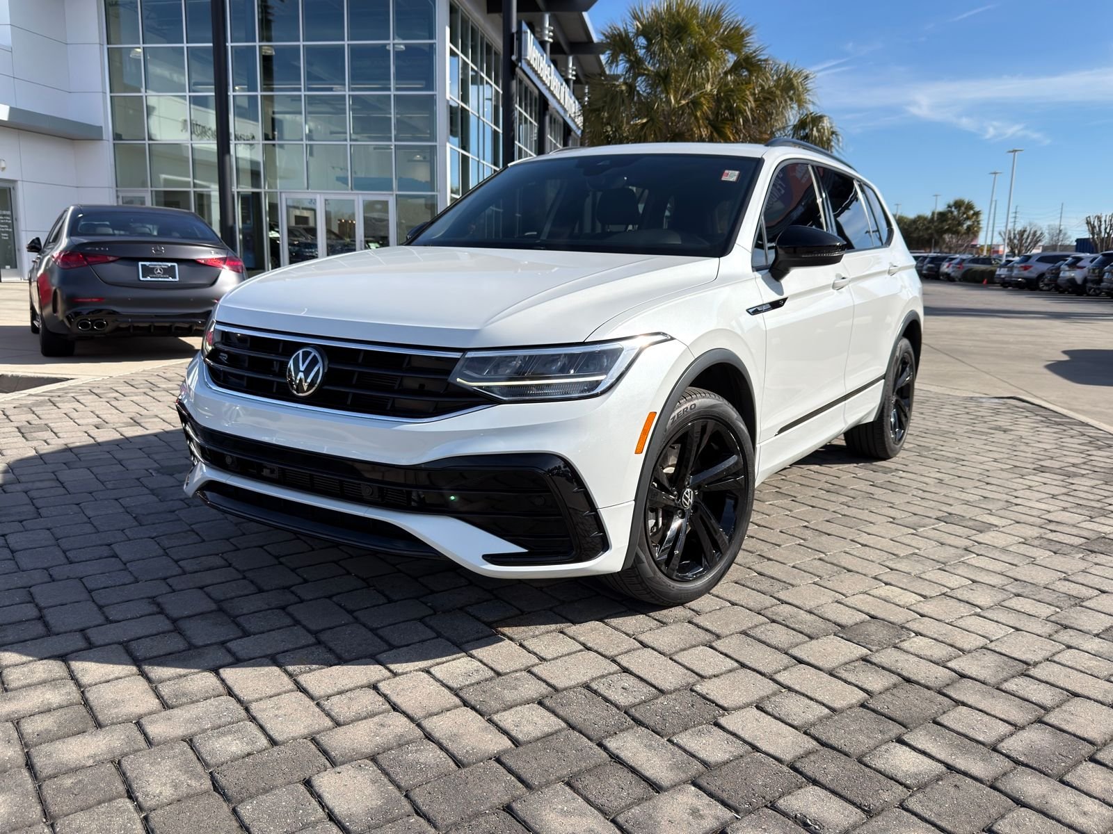 2023 Volkswagen Tiguan SE R-LINE BLACK