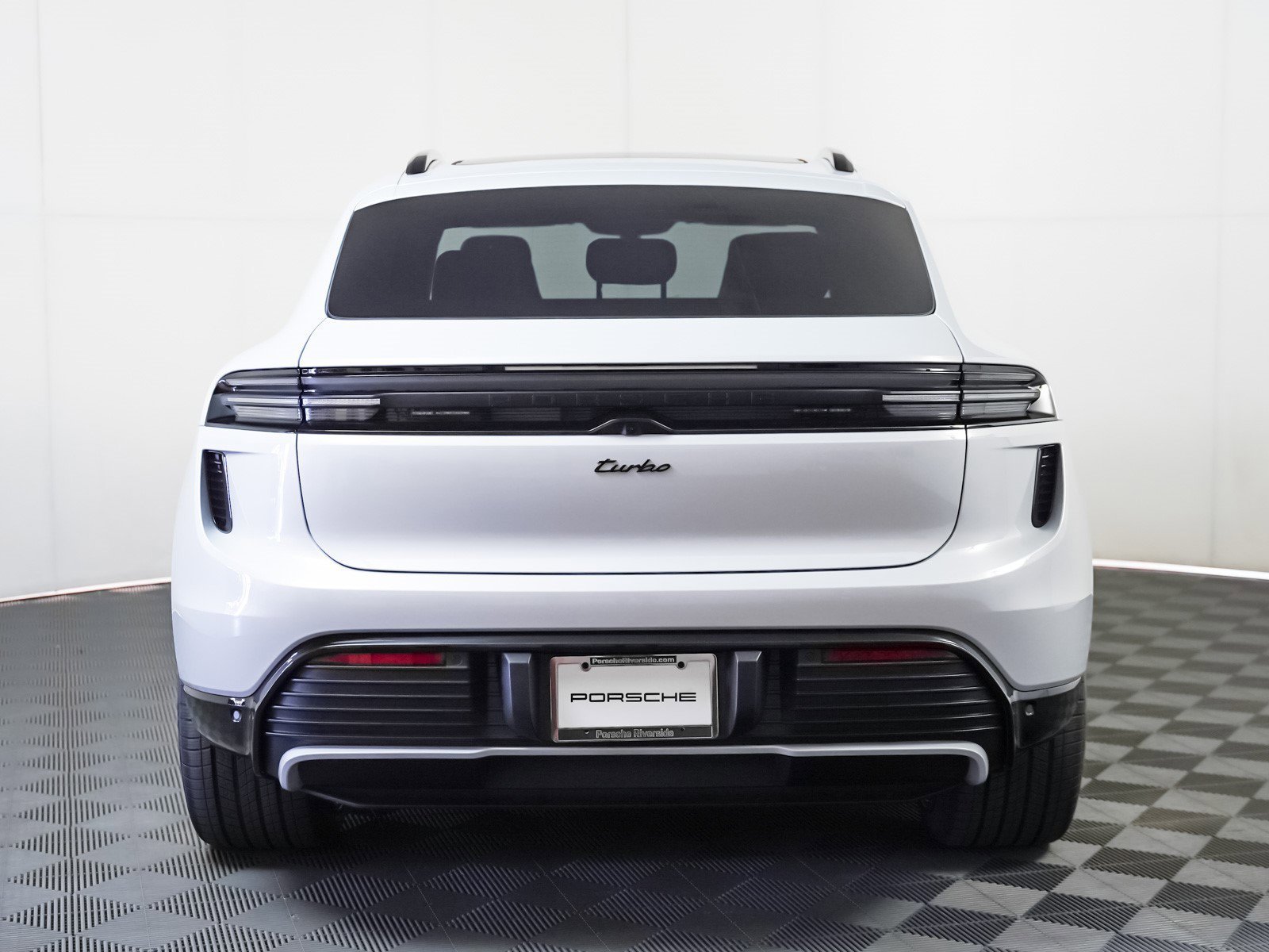 2025 Porsche Macan Turbo Electric - Photo 11