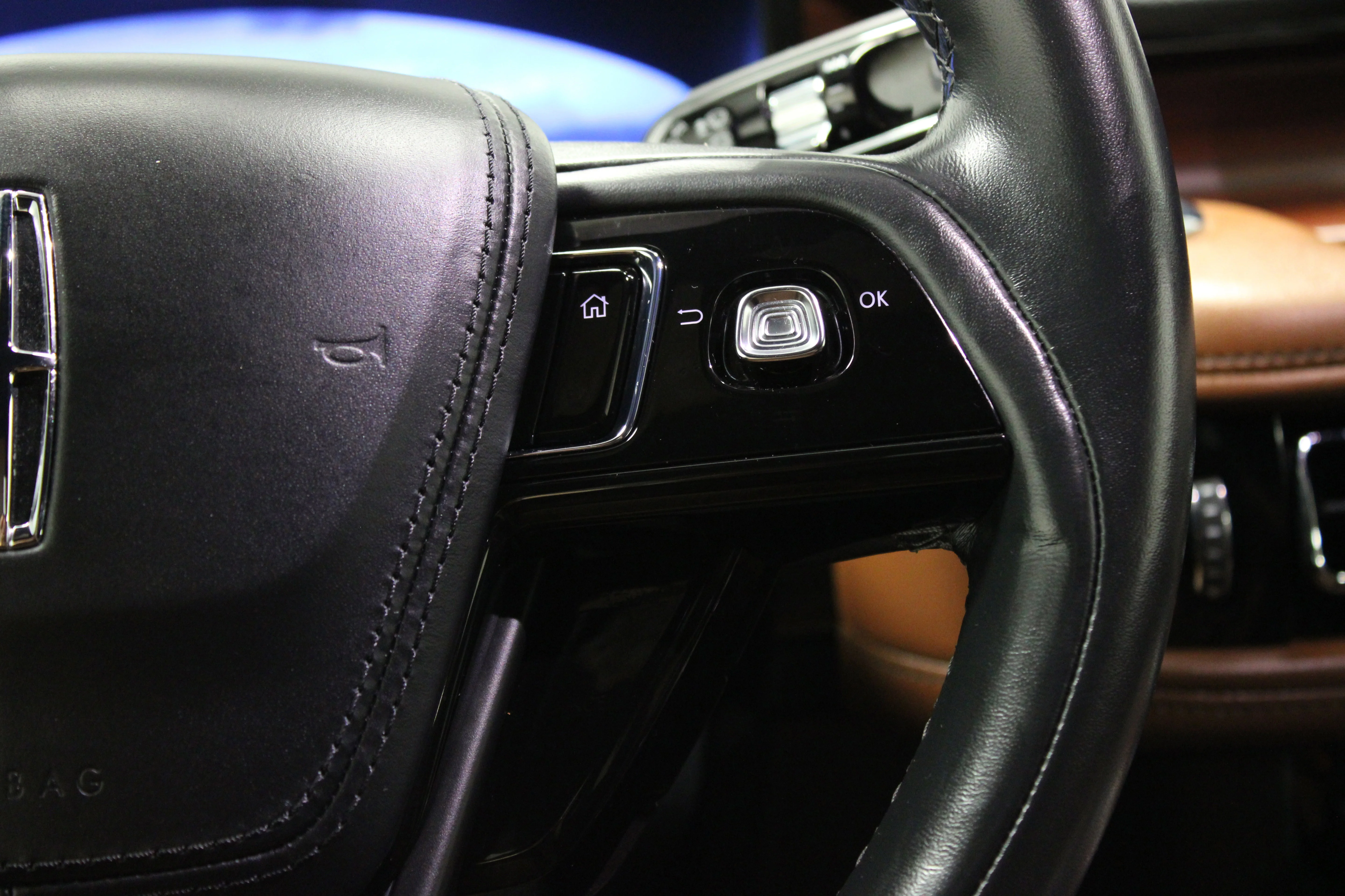 Used 2023 Black Metallic Lincoln Grand Touring image 25