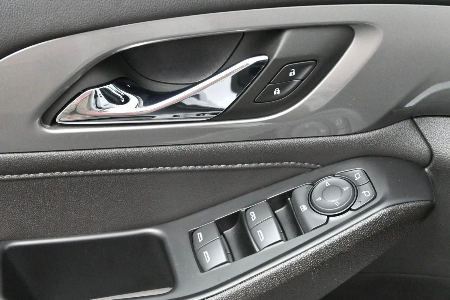 Used 2023 Summit White Chevrolet LT Cloth image 11