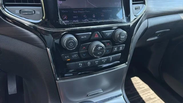 Used 2019 Silver Jeep Altitude 4x4 image 29