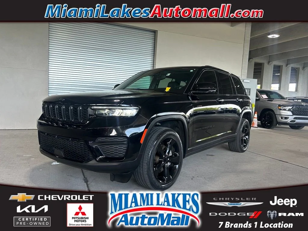 Used 2023 Diamond Black Crystal Pearlcoat Jeep Altitude image 1