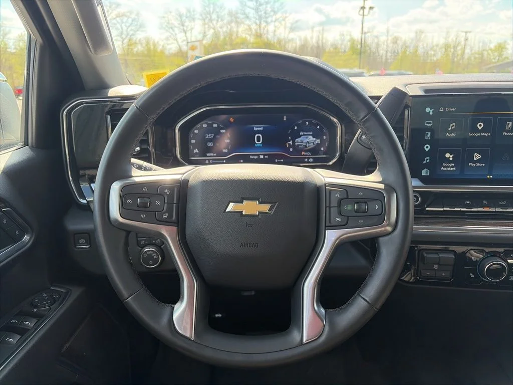 Used 2025 White Chevrolet LT image 22