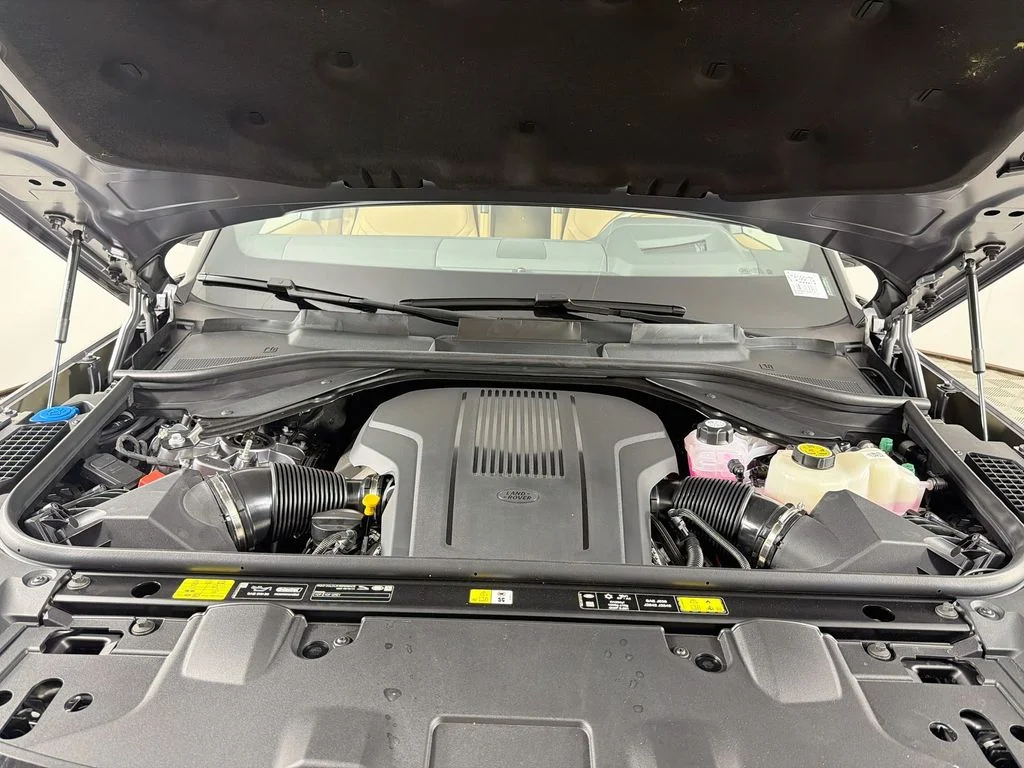 New 2026 Eiger Grey Land Rover SE image 32