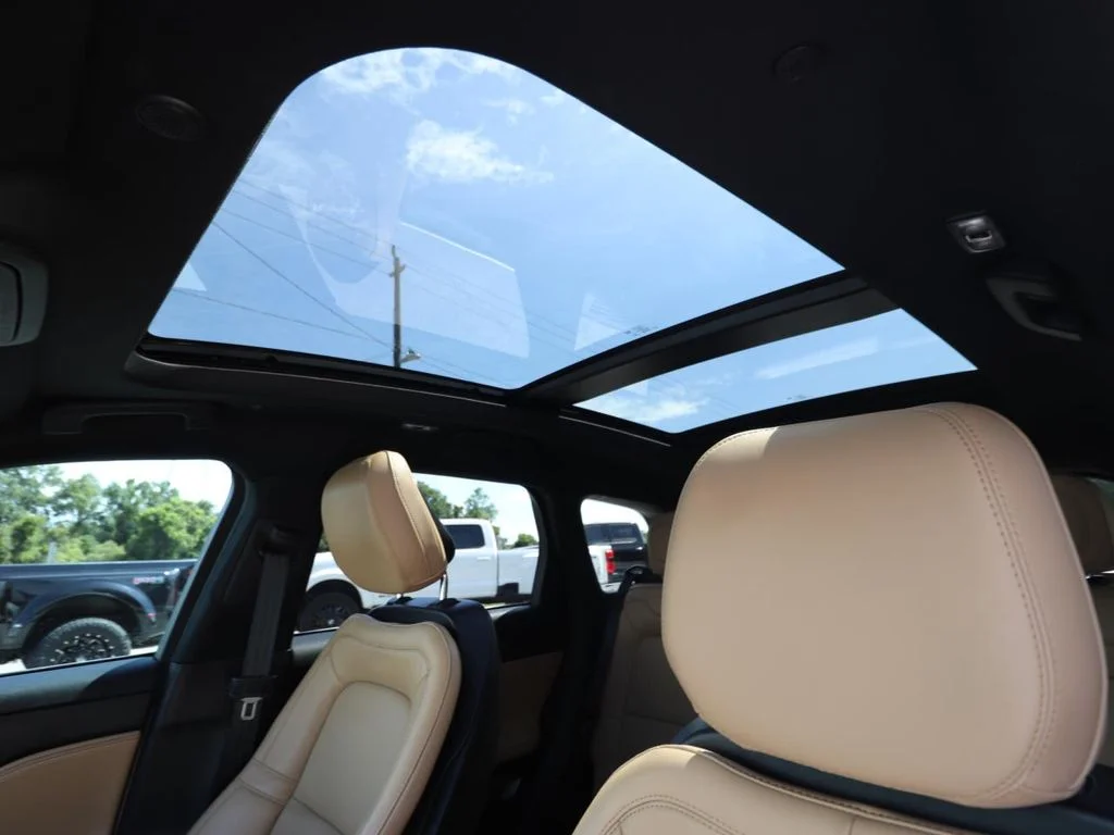Used 2022 White Lincoln Reserve image 4