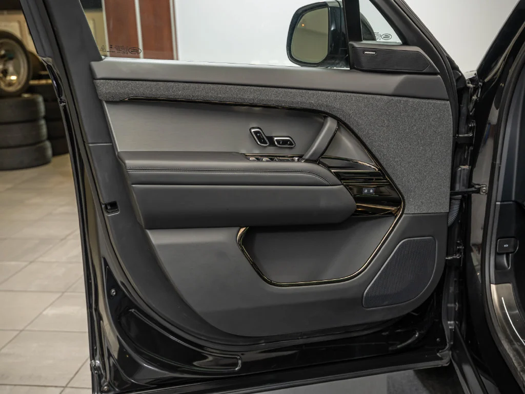 Used 2026 Santorini Black Land Rover SE image 17