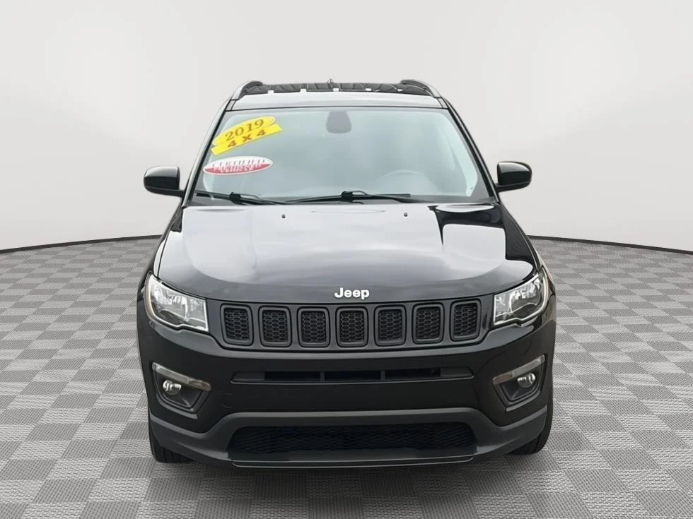 Certified Used 2019 Diamond Black Crystal Pearlcoat Jeep Latitude image 9