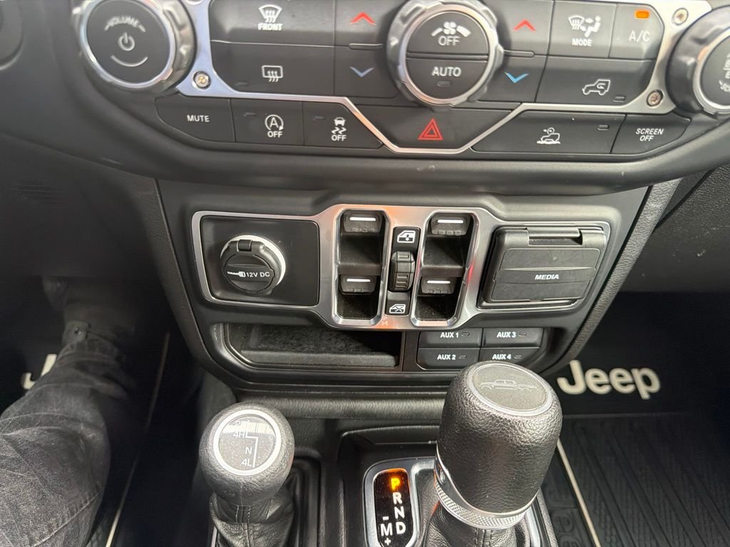 Used 2023 Green Jeep Sport S image 33