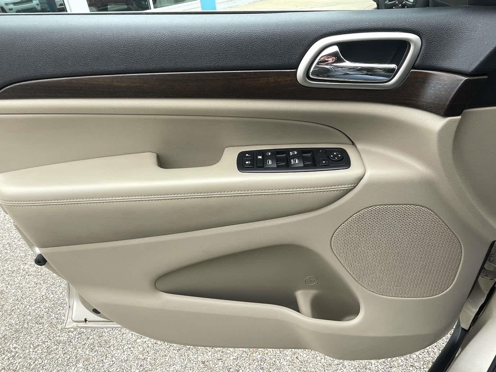 Used 2014 Cashmere Pearlcoat Jeep Laredo image 31