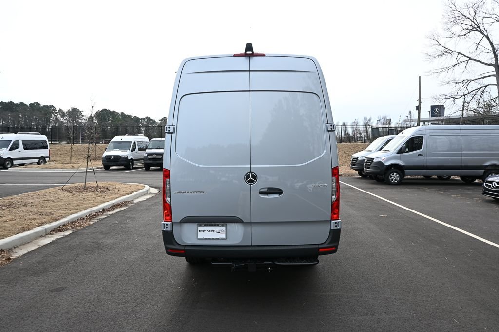 Used 2026 High-tech silver metallic Mercedes-Benz Cargo 170 WB image 27