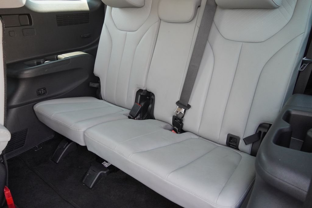 Used 2025 Silver Hyundai SEL image 17