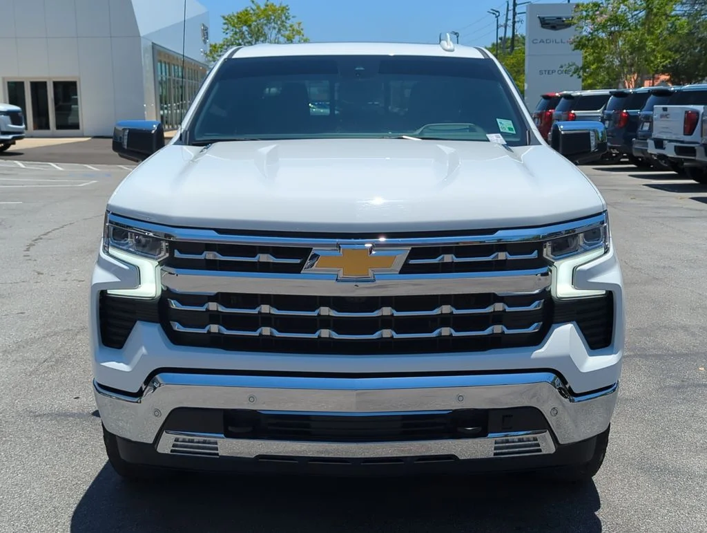 Used 2025 White Chevrolet LTZ image 9