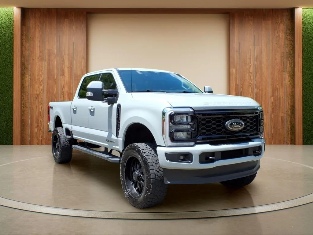 Used 2025 White Ford Lariat image 1