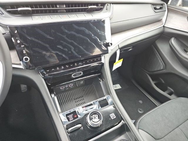 New 2026 Diamond Black Crystal Pearlcoat Jeep Laredo Altitude image 21