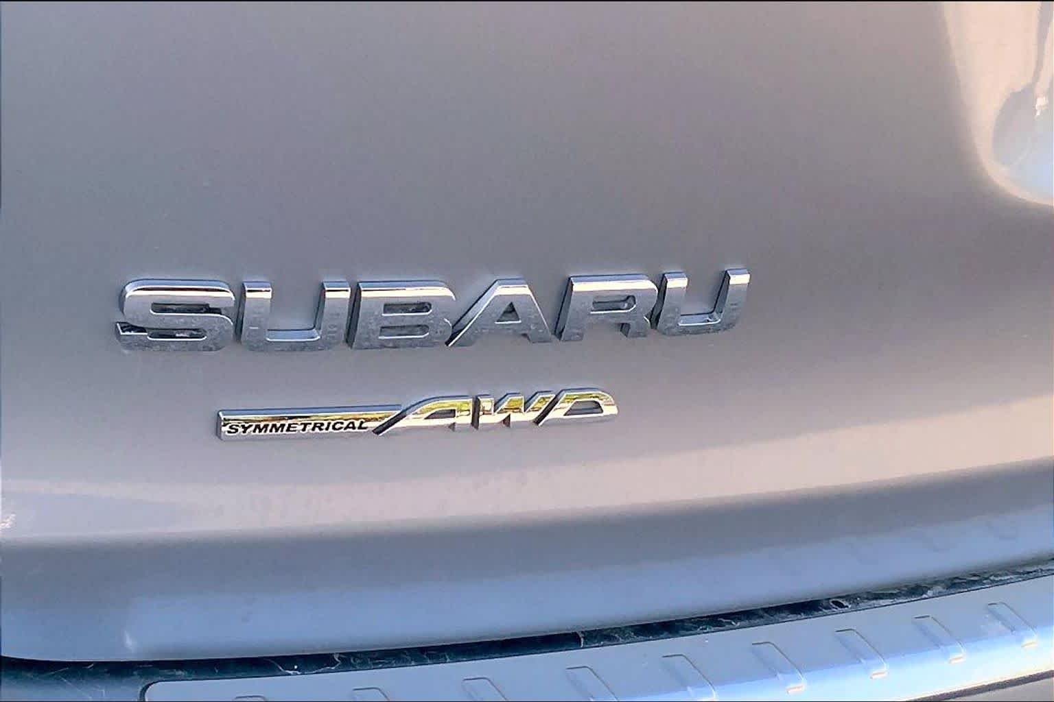 Used 2021 Ice Silver Metallic Subaru Limited image 28