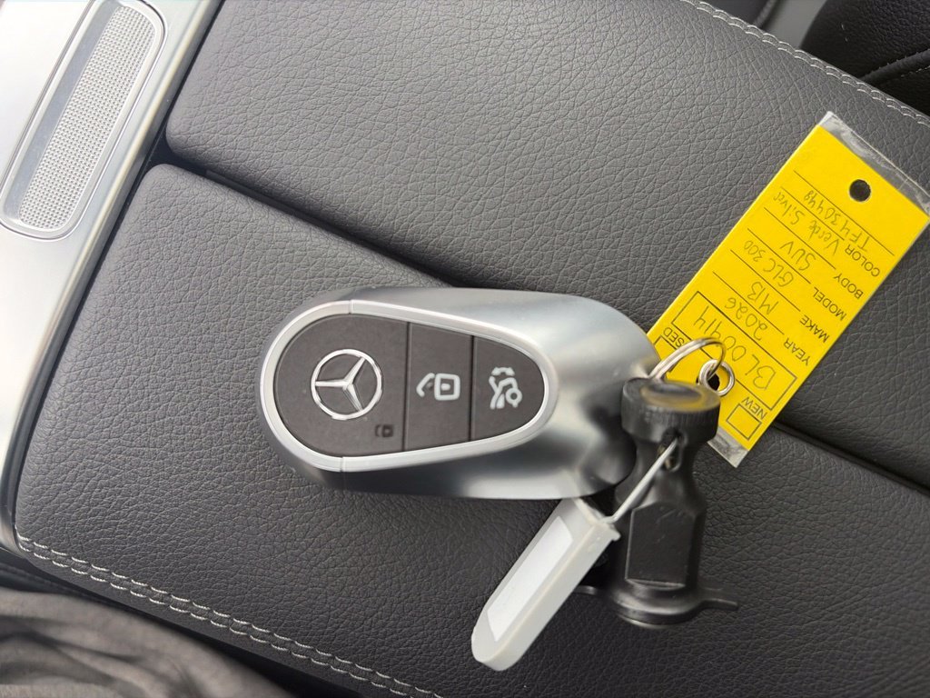 Used 2026 Silver Mercedes-Benz GLC 300 image 23