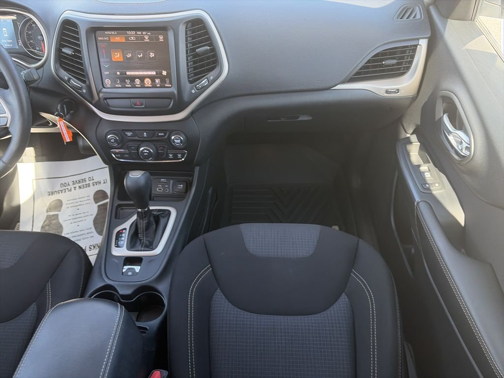 Used 2016 Bright White Clearcoat Jeep Latitude image 17