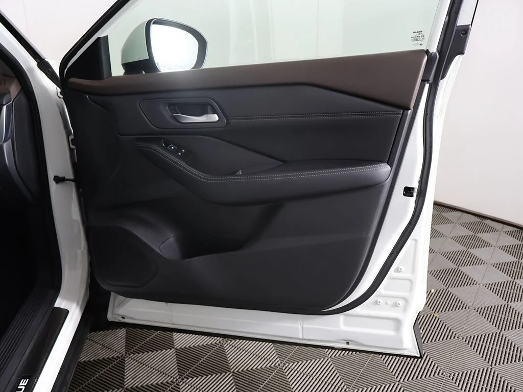 Used 2023 White Nissan SL image 24