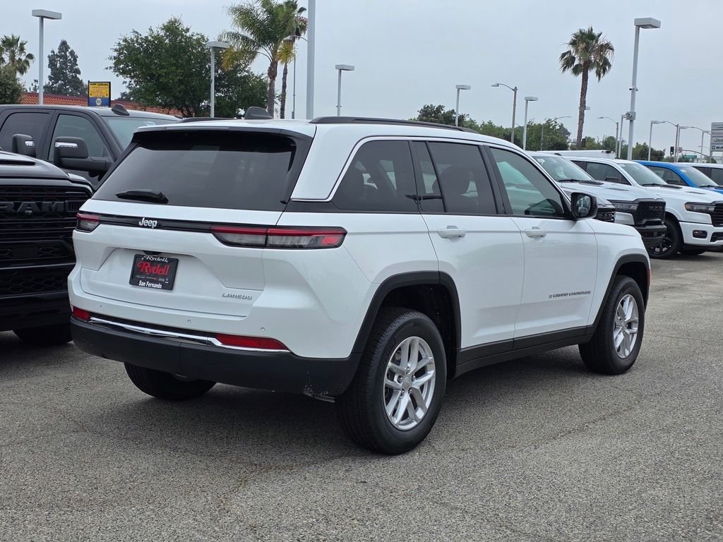 New 2026 Bright White Clear-Coat Exterior Paint Jeep Laredo X image 4
