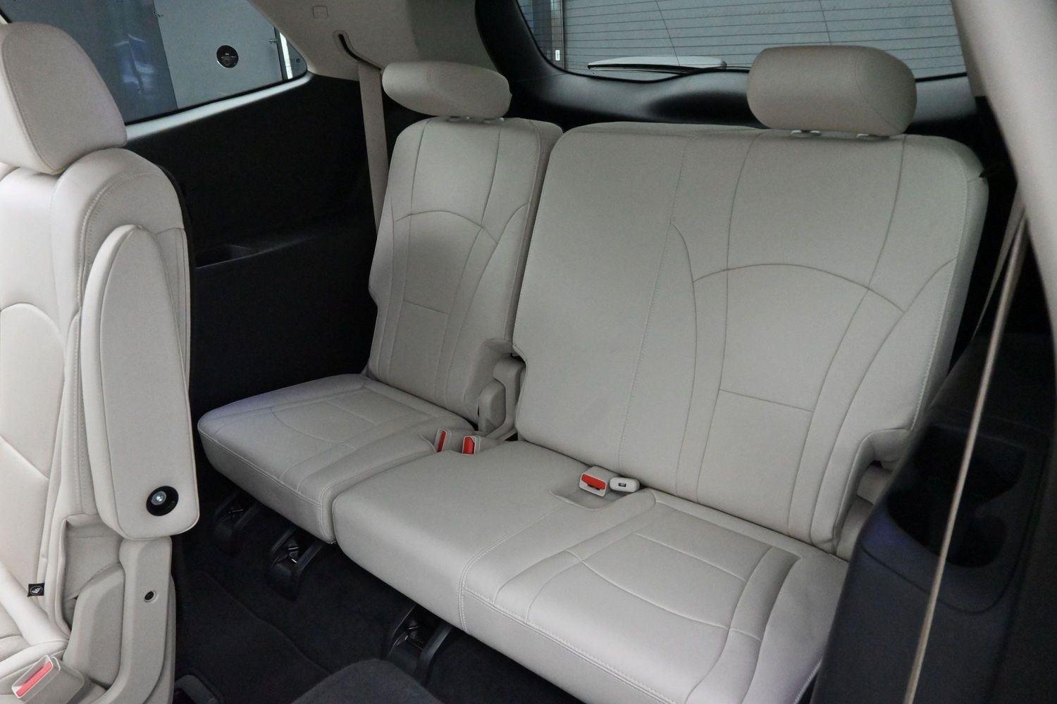 Used 2023 Summit White Buick Essence image 31
