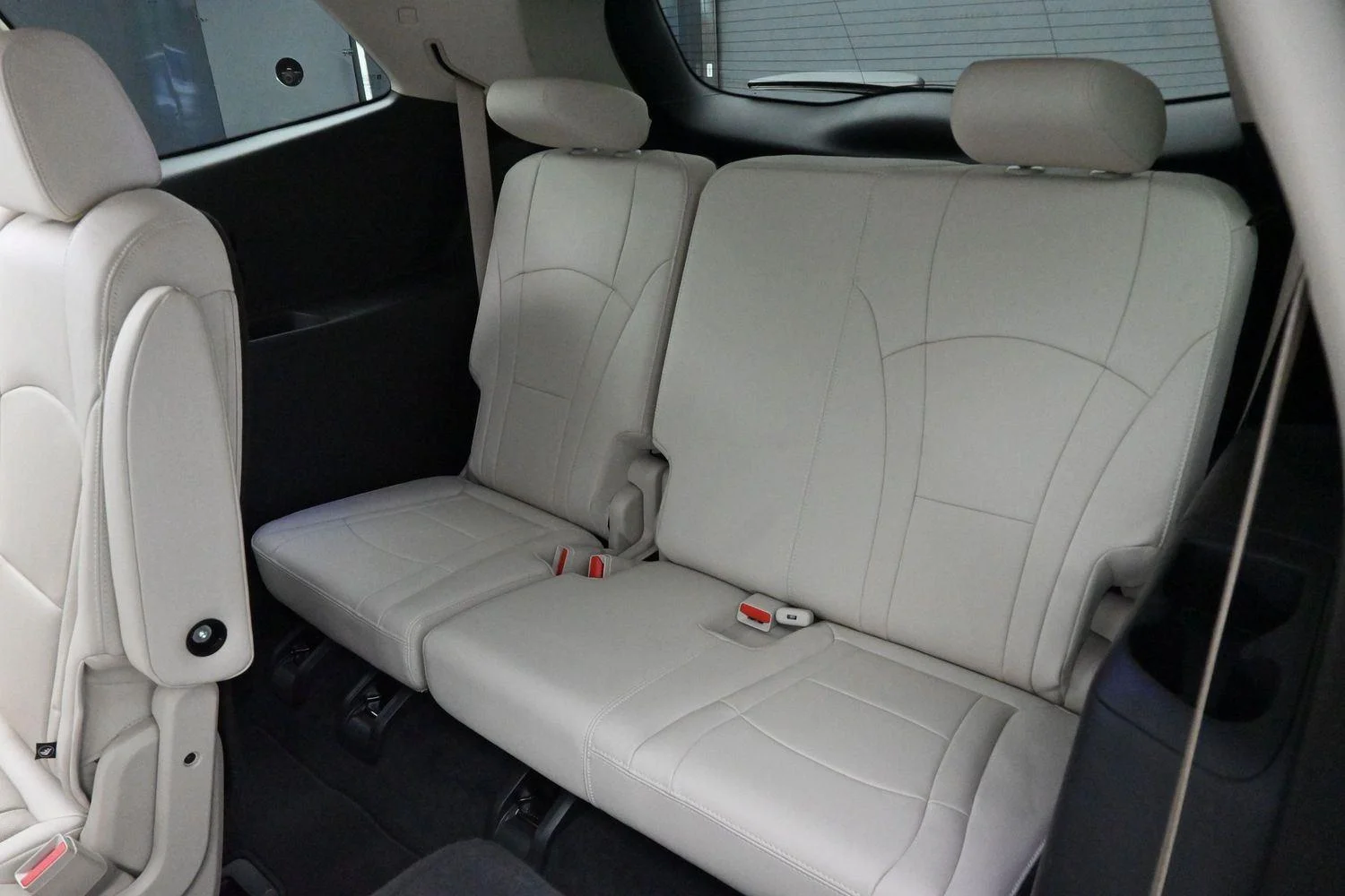 Used 2023 Summit White Buick Essence image 31