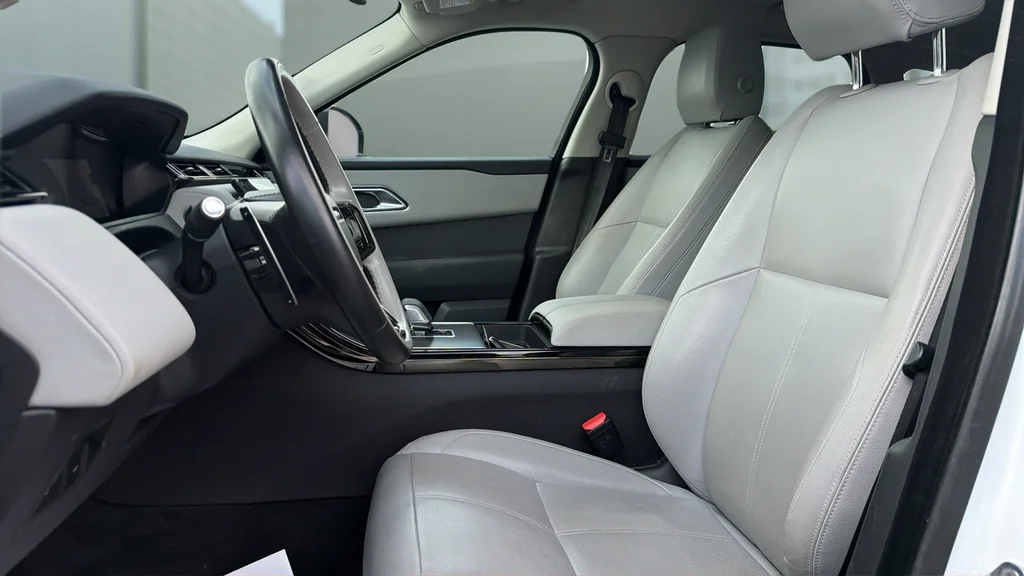 Used 2025  Land Rover Dynamic SE image 18