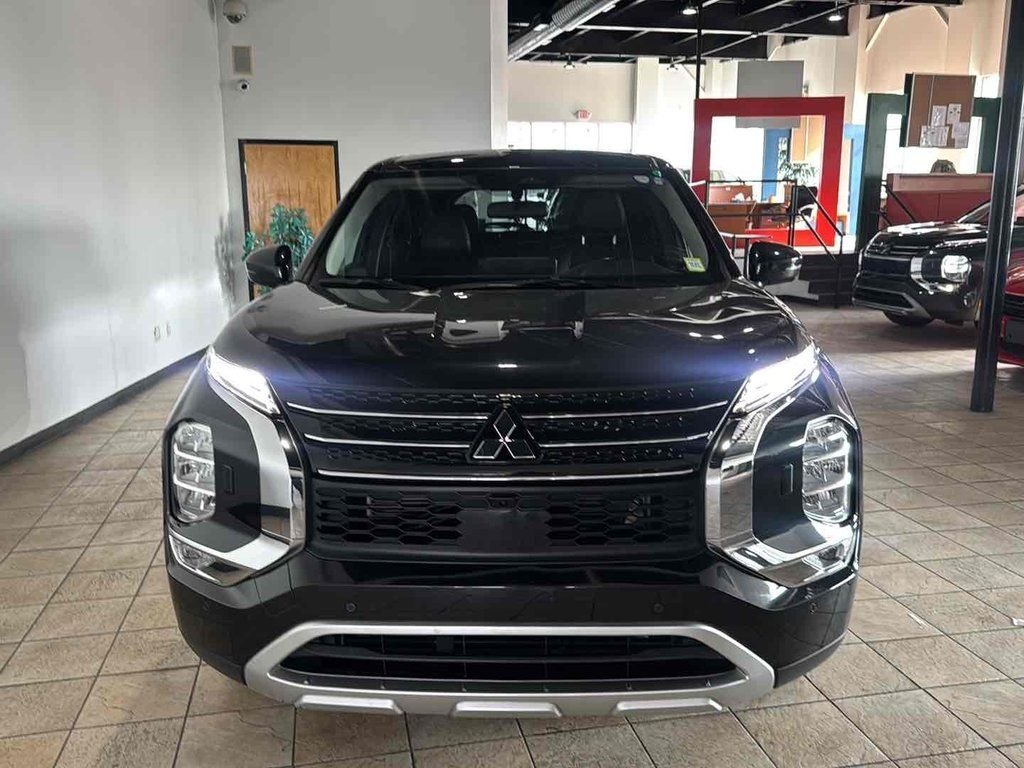 Used 2024 Black Mitsubishi SE Black Edition image 2
