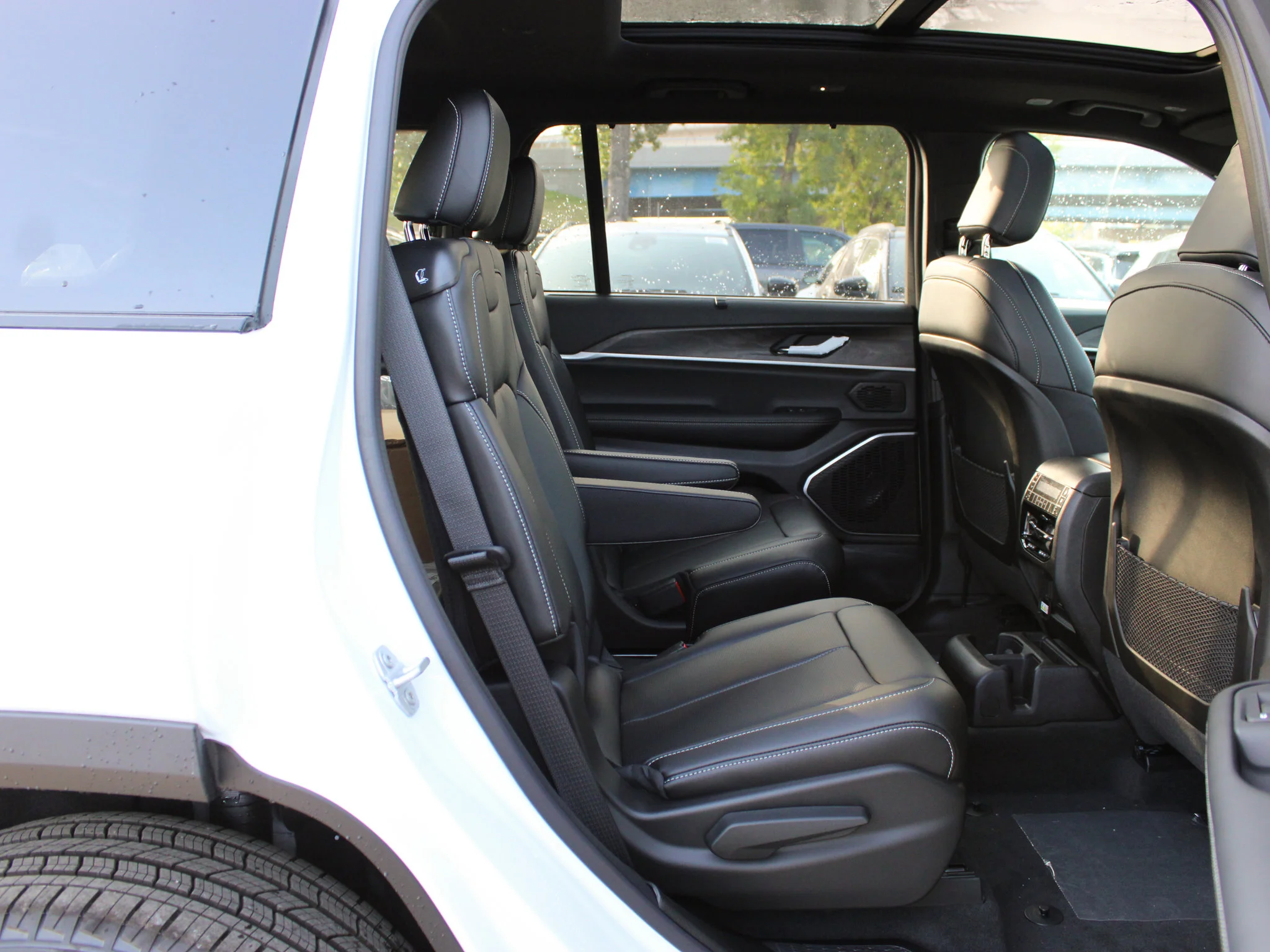 New 2025 White Jeep Limited* 4x4 image 10