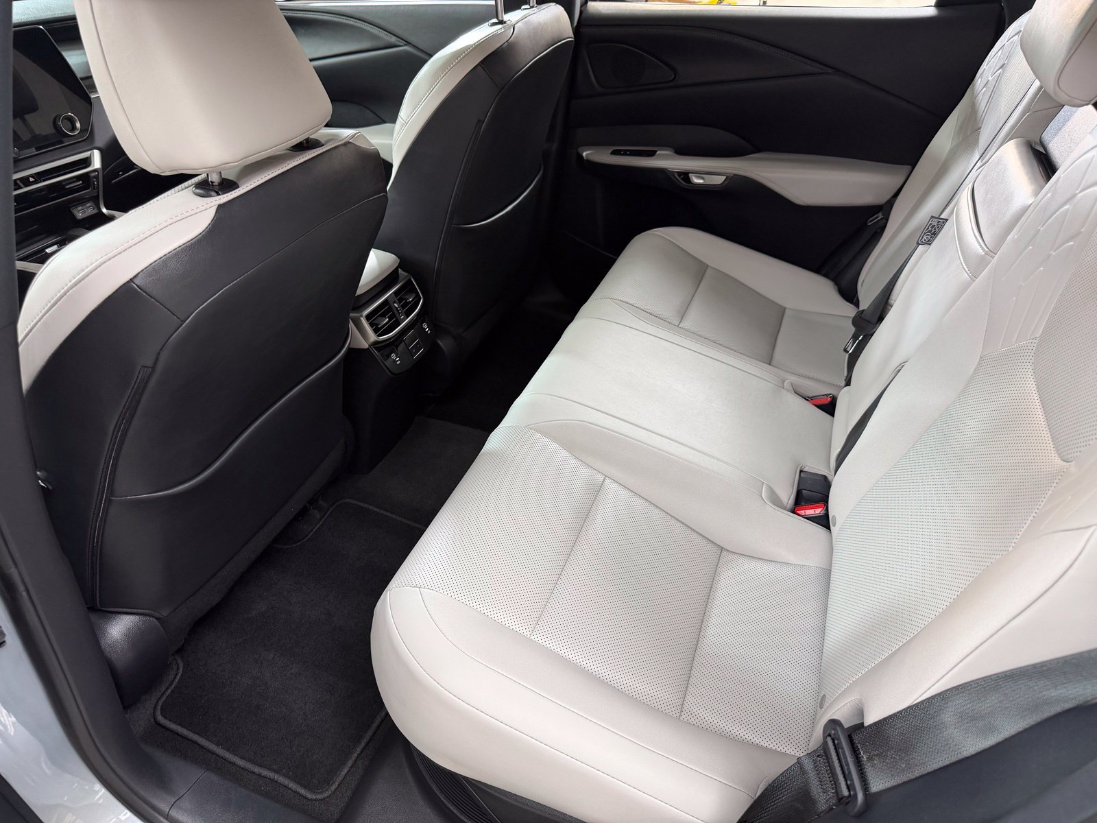 Used 2025 Silver Lexus 350h Premium image 39