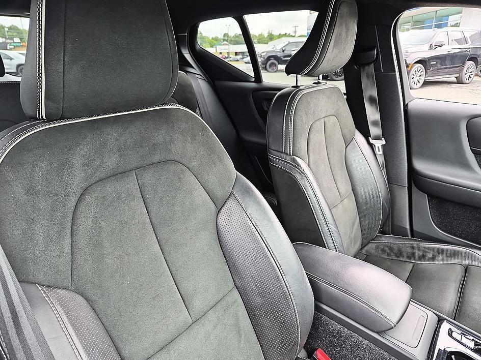 Used 2019  Volvo R-Design image 35