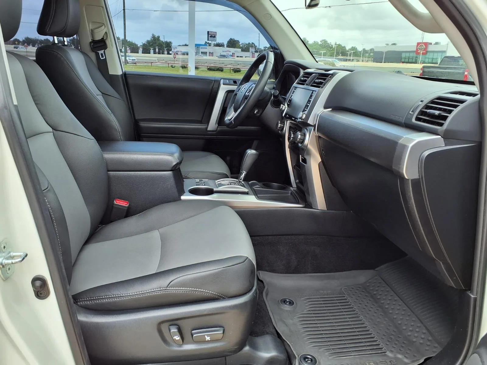Used 2021 White Toyota SR5 Premium image 20