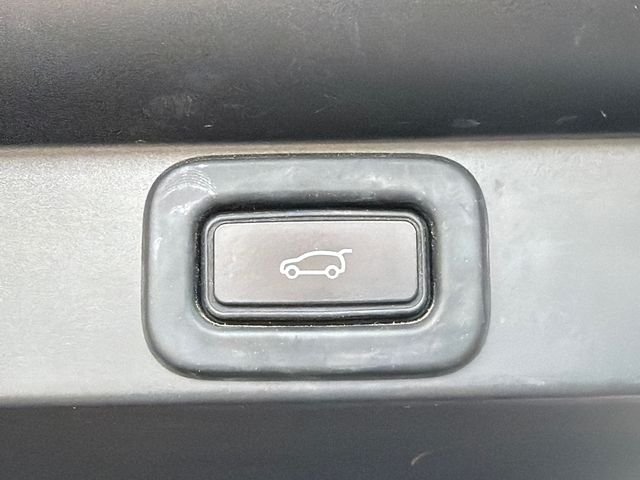Used 2023 White Land Rover SE image 19