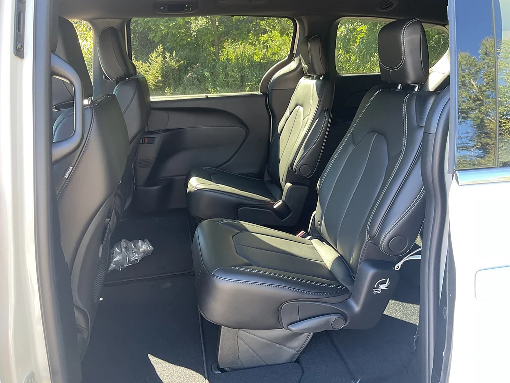 New 2027 Bright White Clear-Coat Paint Chrysler Select image 9