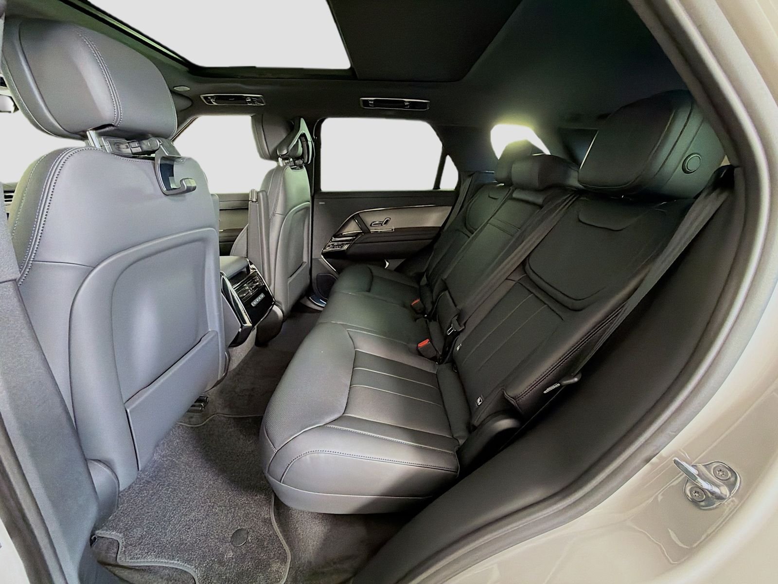 New 2026 Borasco Grey LAND ROVER SE image 27
