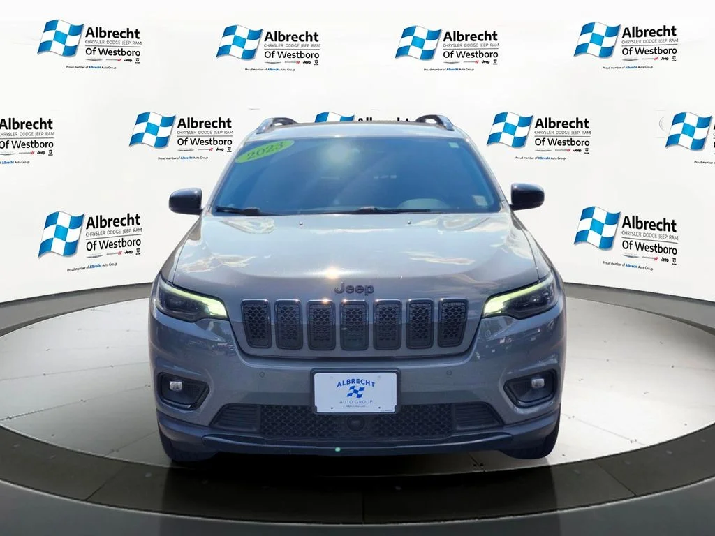 Used 2023 Gray Jeep Altitude image 8