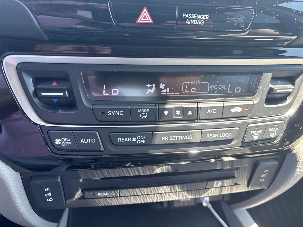 Used 2017 Lunar Silver Metallic Honda Touring image 11