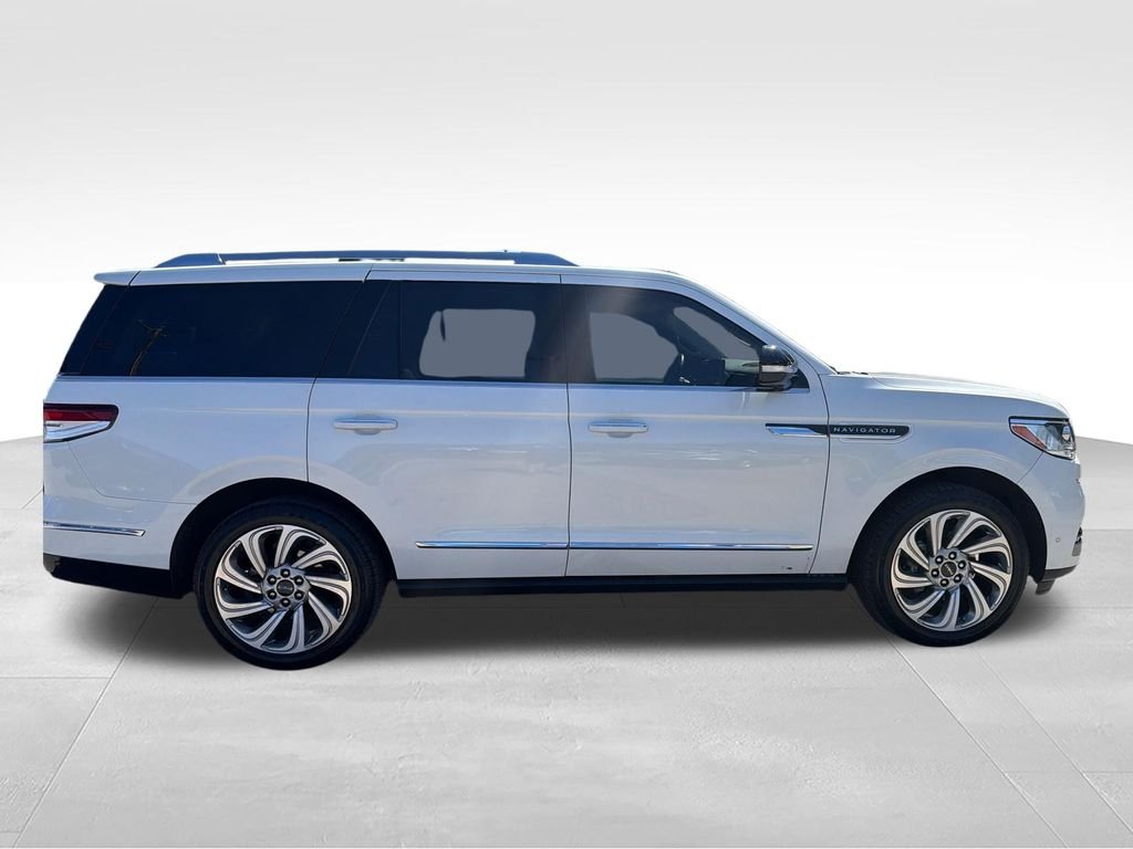 Used 2023 White Lincoln Reserve image 6