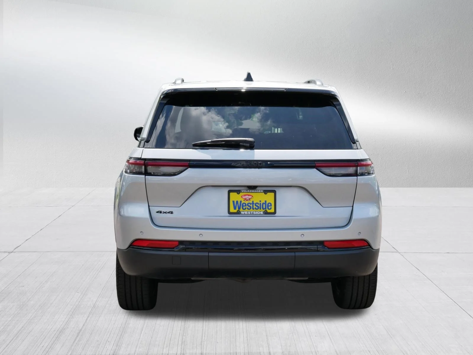 Used 2023 Silver Zynith Jeep Altitude image 6