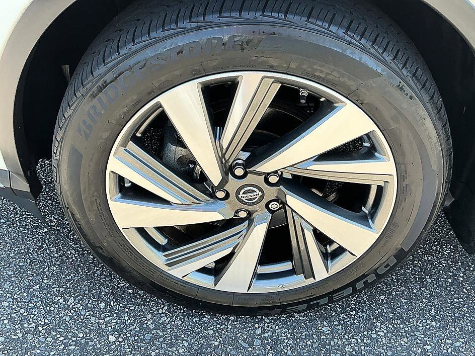 Used 2019 Pearl White Tricoat Nissan SL image 10