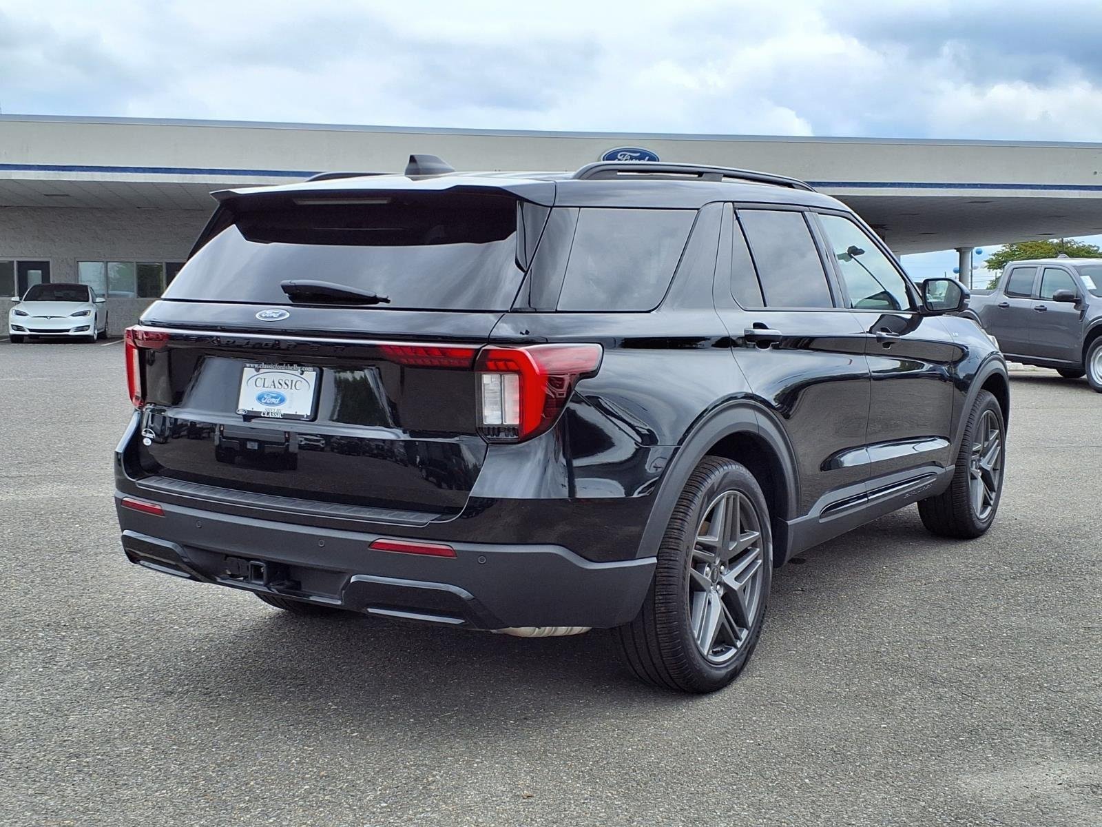 New 2026 Agate Black Metallic Ford ST-Line image 2